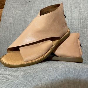 NWOT Born Iwa sandal size 11 color: Natural